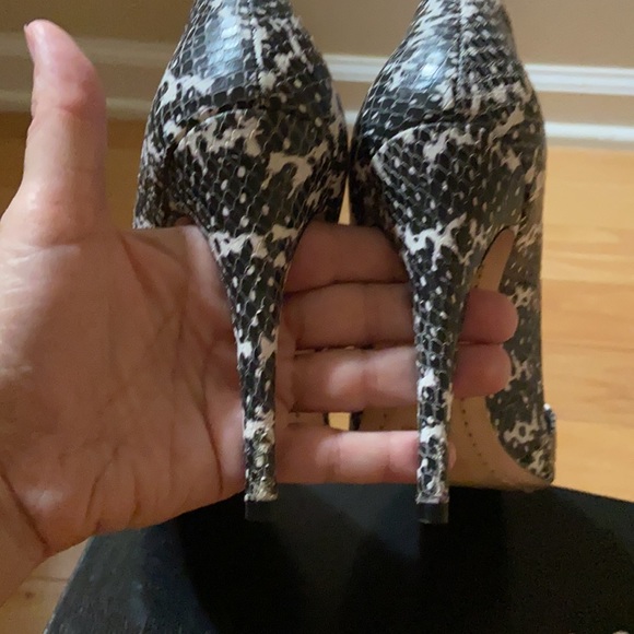 Alice + Olivia Dina Heel Snakeskin black white - Picture 11 of 13